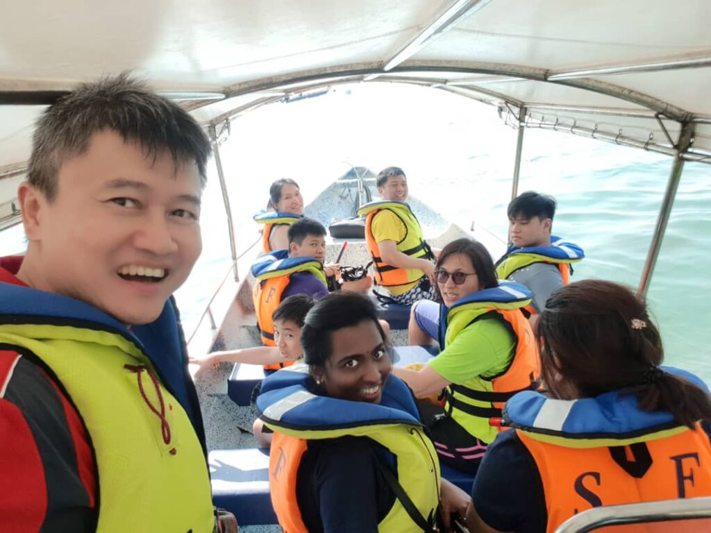 TEAM BULIDING ACTIVITIES MALAYSIA - TEAM BONDING BOATING ACTIVITIES